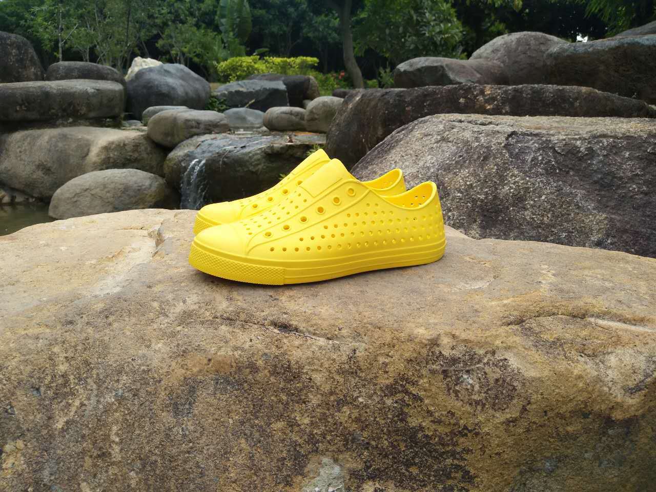 Smiling miller hole shoes