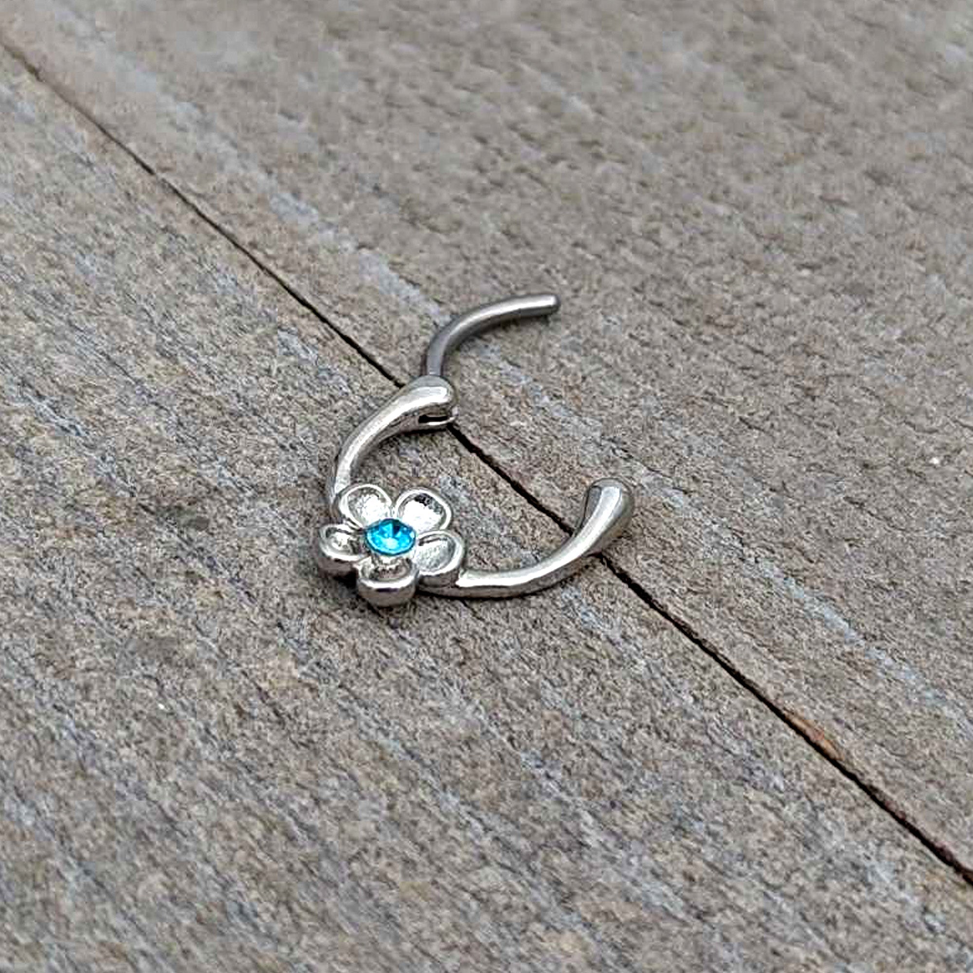 16G 5/16 Blue Gem Sweetheart Flower Cartilage Clicker