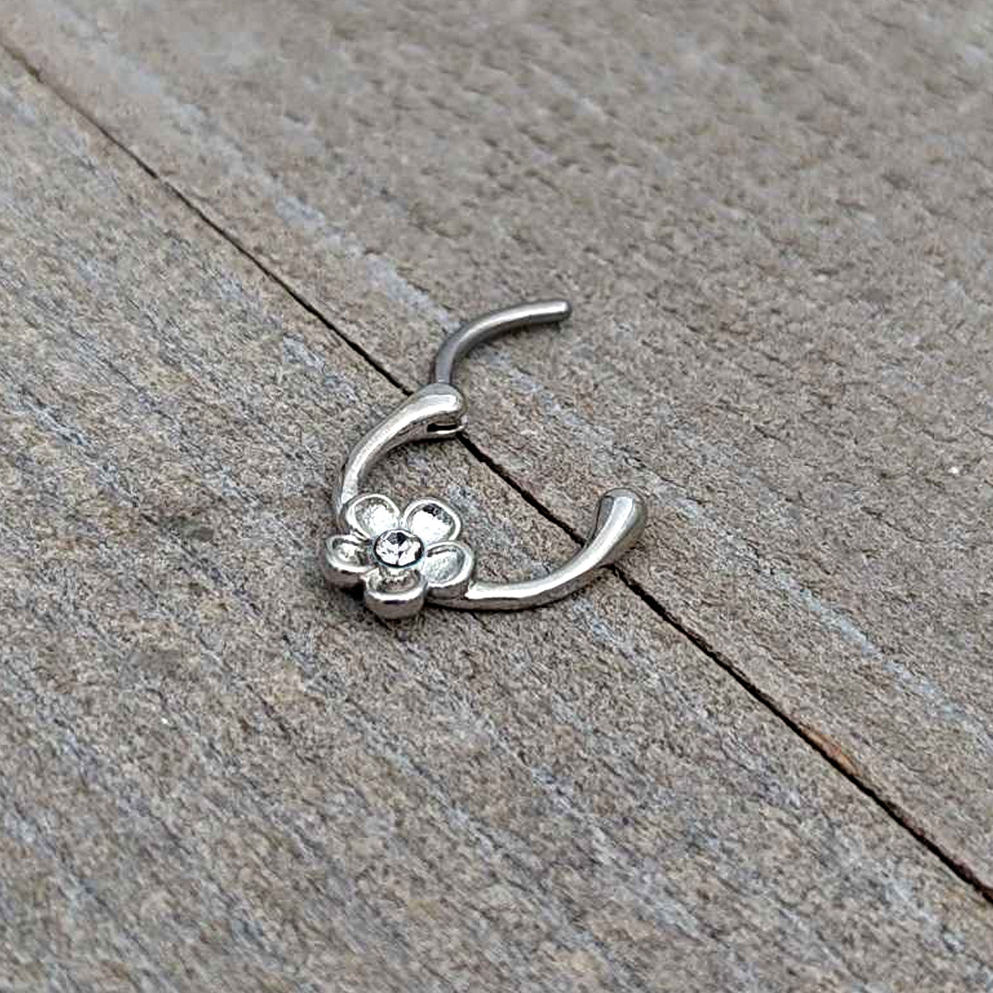 16G 5/16 Clear Gem Sweetheart Flower Cartilage Clicker